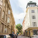 Cosy Apartment For 6 Next To The Main Train Station By Easybnb